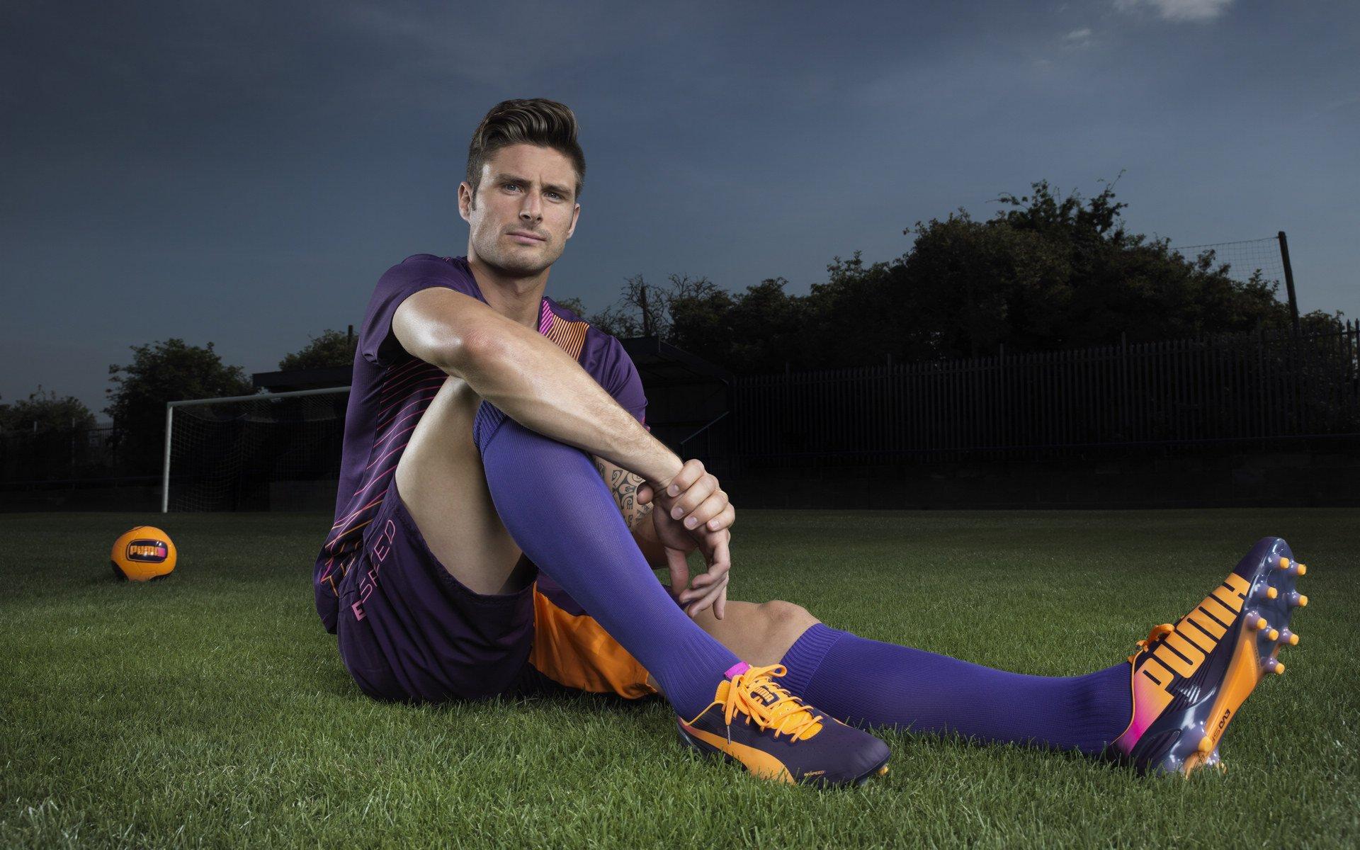 蓝月军团远征挪威现奇景，一票难求难阻热情，球迷爬树观战见证大捷